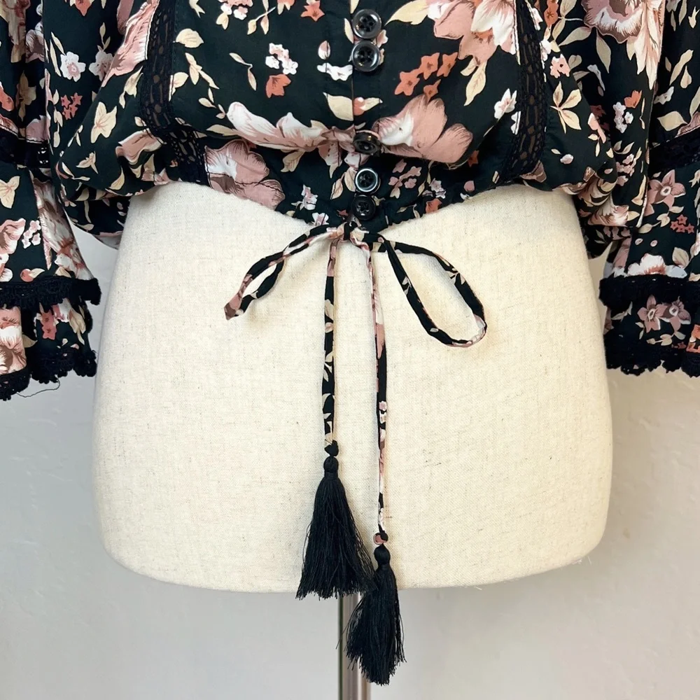 •KIVARI• Black Tuscan‎ Floral Cropped Boho Blouse Top Size XS Crochet Tassel - Picture 5 of 11
